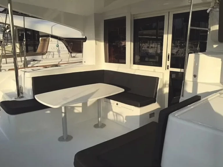 Lagoon Lagoon 40 in Alimos on SamBoat