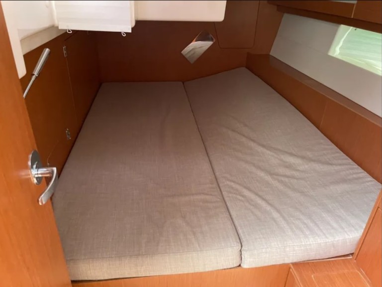 Rent a Bavaria Bavaria C45 Alimos