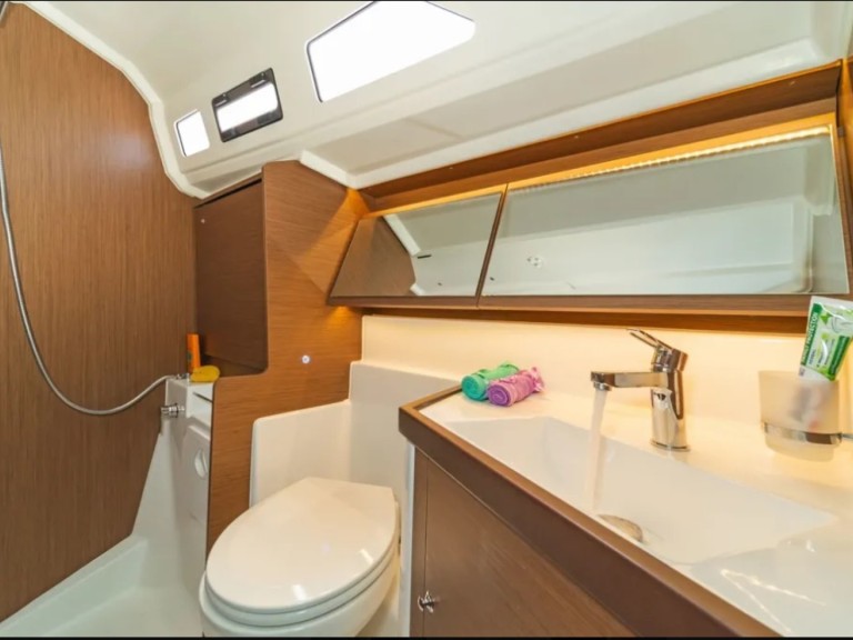 Sailboat rental in Alimos - Bénéteau Oceanis 40.1