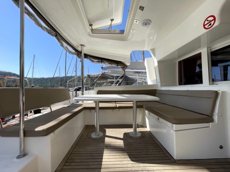 Boat rental Lagoon Lagoon 450 F in Alimos on Samboat