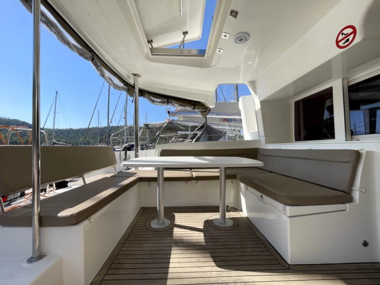 Boat rental Lagoon Lagoon 450 F in Alimos on Samboat