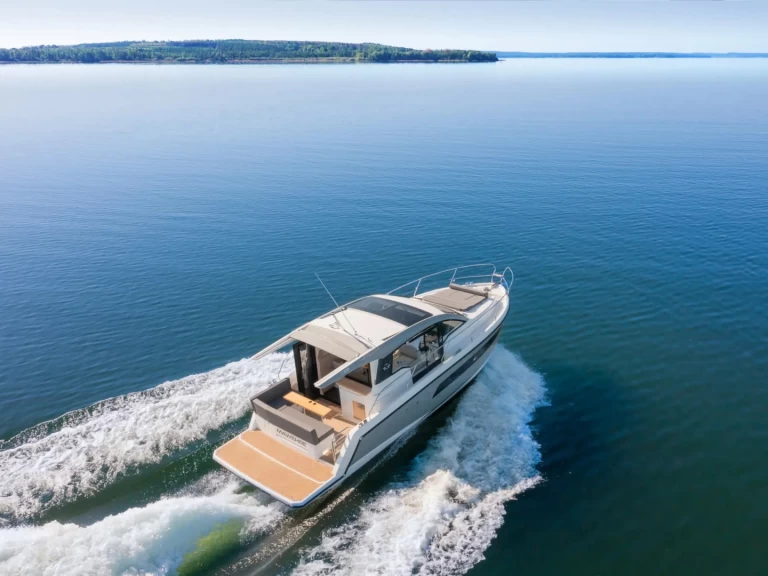 Bareboat Rental Motorboat Sealine with a boat licence