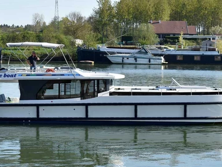 Boat rental Premier Horizon 5 in Fontenoy-le-Château on Samboat