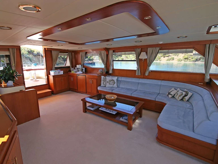 Bareboat Rental Luxury Yacht Custom with a boat licence