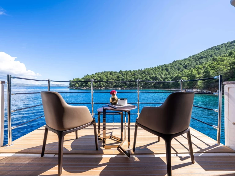 Luxury Yacht rental with or without captain Custom Line French Riviera