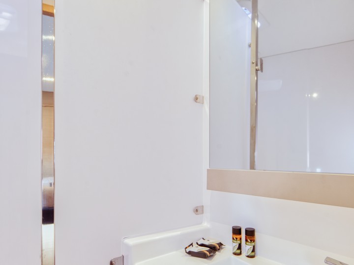 Catamaran rental with or without captain Fountaine Pajot Lefkáda