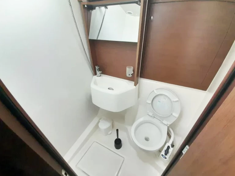 Sailboat for rent Alimos at the best price