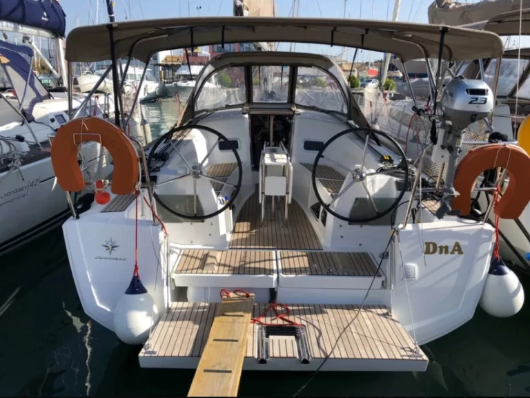 Sailboat for rent Préveza at the best price