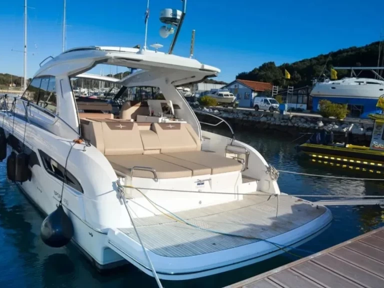 Rent a Bavaria Bavaria Sport 450 HT Seget Donji