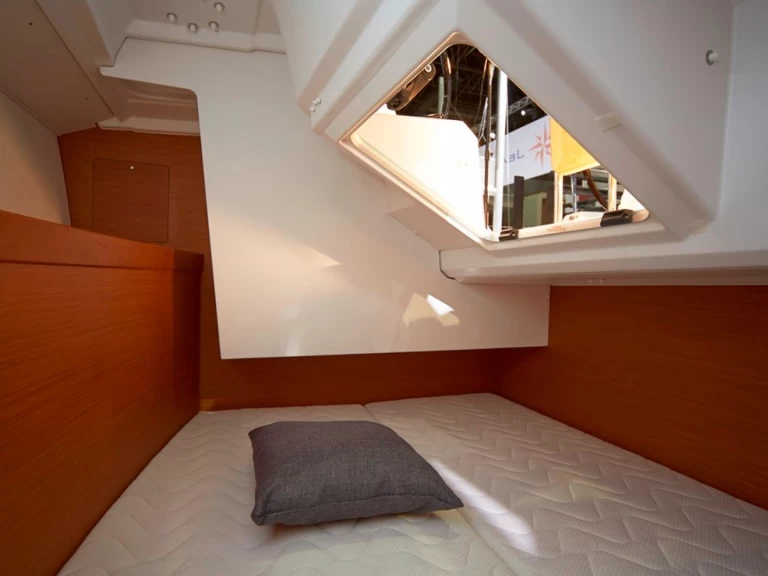 Bareboat Rental Sailboat Jeanneau with a boat licence