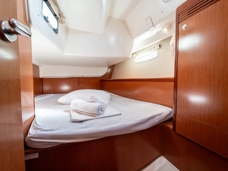 Rent a Bénéteau Oceanis 43 Kavála