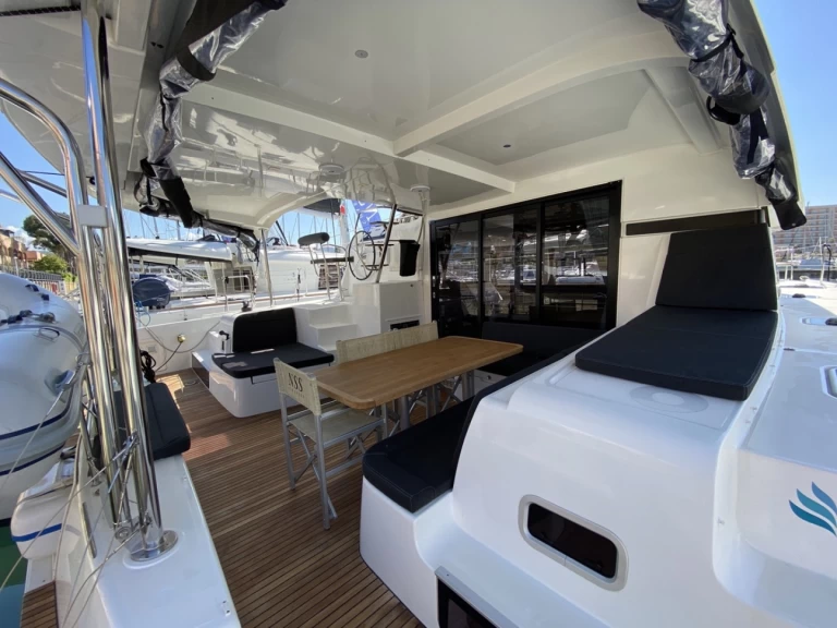 Catamaran for rent Cugnana Verde at the best price