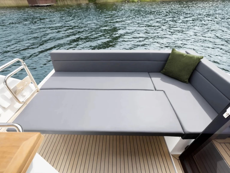 Sealine Sealine C335 in Biograd na Moru on SamBoat