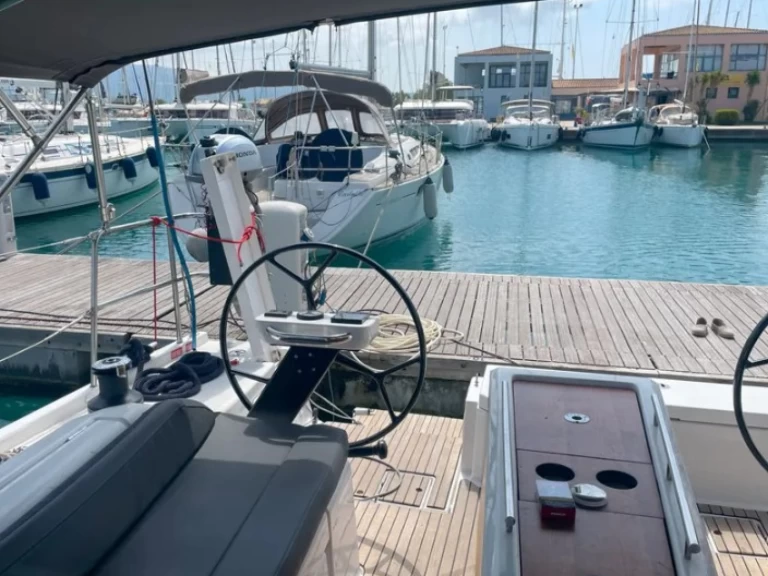 Rent a Dufour Dufour 390 Lefkáda