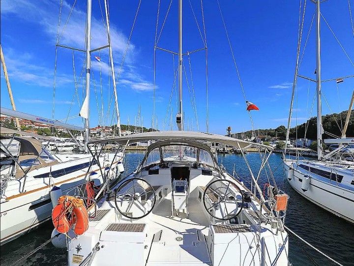 Boat rental Jeanneau Sun Odyssey 449 in Alimos on Samboat