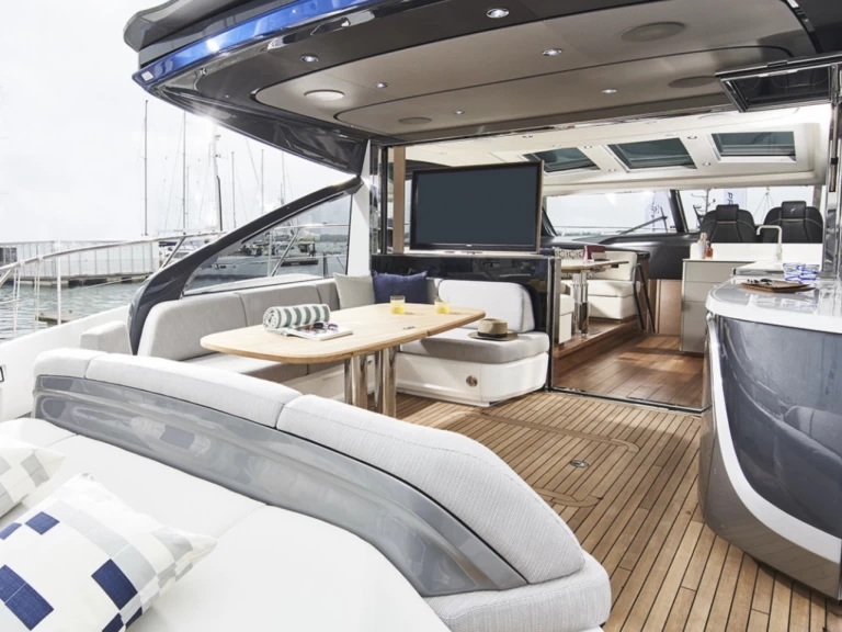 Rent a Princess Princess V55 Port de Saint Tropez