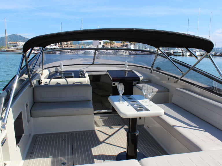 Bareboat Rental Motorboat VanDutch with a boat licence