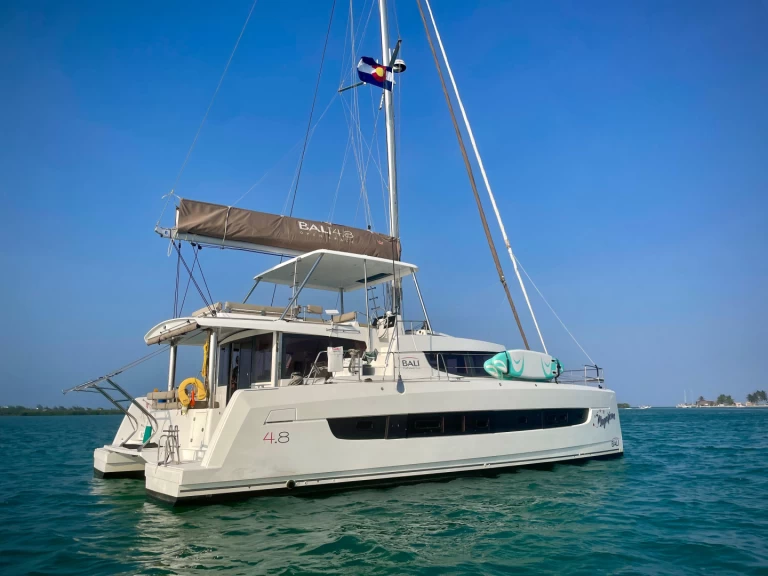 Catamaran rental in Belize City - Bali Magnificent