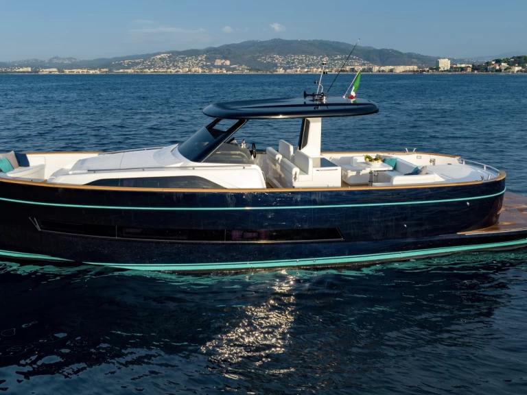 Motorboat rental with or without captain Apreamare Port de Saint Tropez