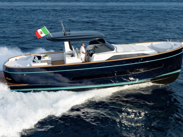 Motorboat for rent Port de Saint Tropez at the best price