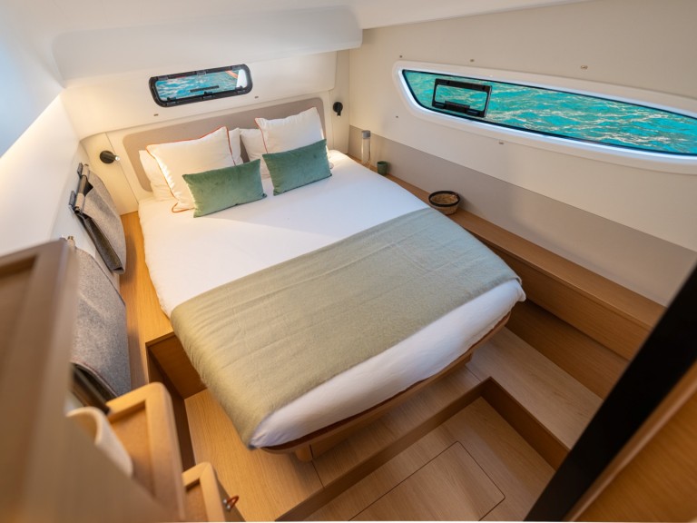 Rent a Excess Excess 13 - 4 + 2 cab. Alimos