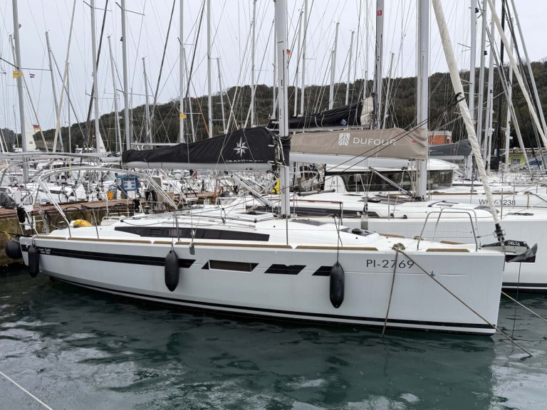 Sailboat rental with or without captain Jeanneau Pula