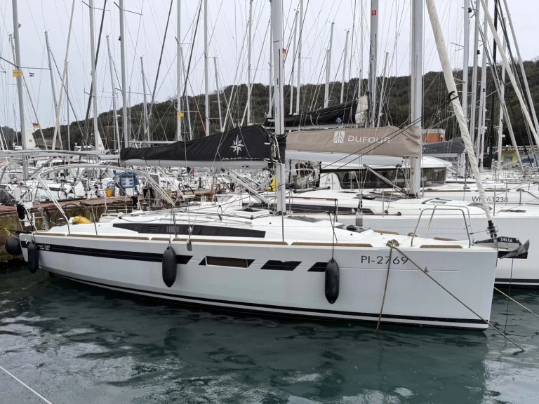 Sailboat rental with or without captain Jeanneau Pula