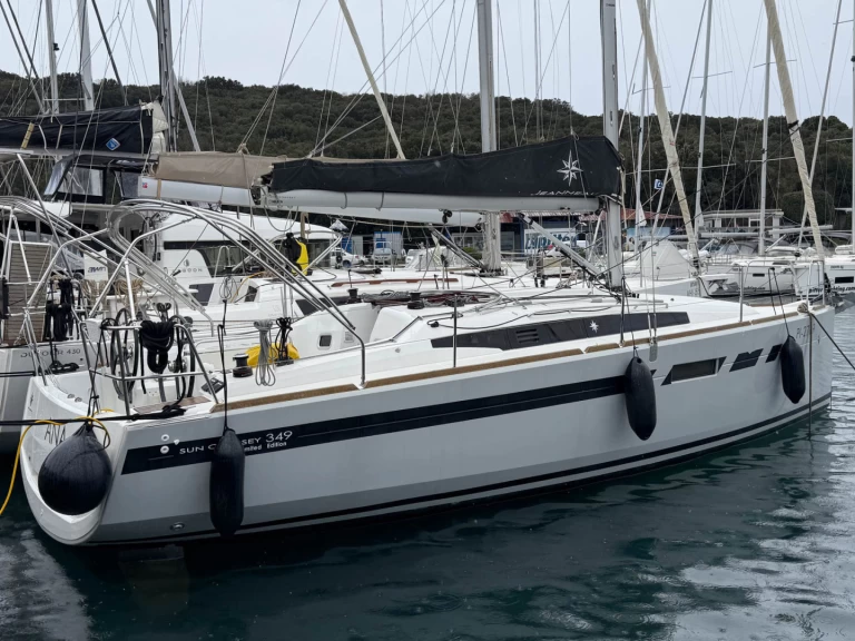 Sailboat rental with or without captain Jeanneau Pula