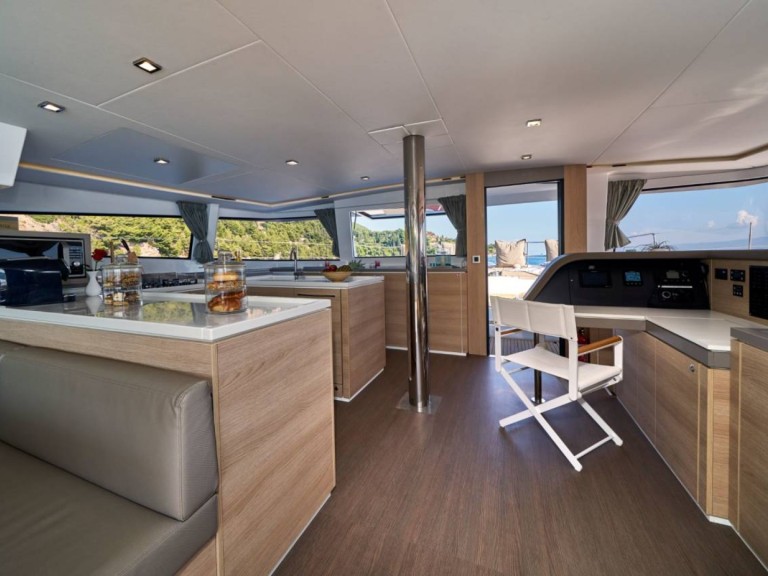 Yacht charter Nassau cheap Bali 5.4