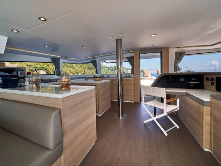 Yacht charter Nassau cheap Bali 5.4