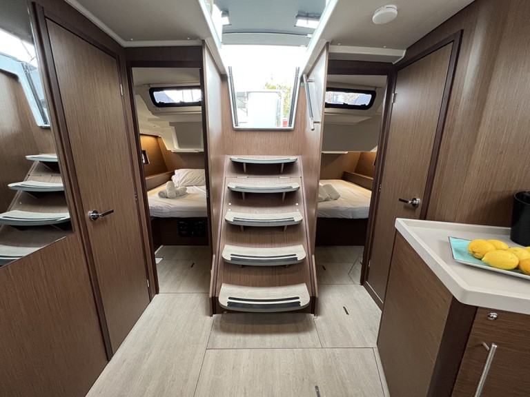 Sailboat rental in Alimos - Bénéteau Oceanis 46.1