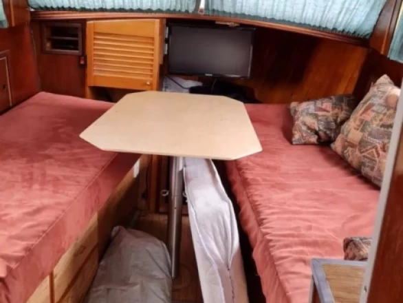 Bareboat Rental Motorboat peereboom kruiser with a boat licence