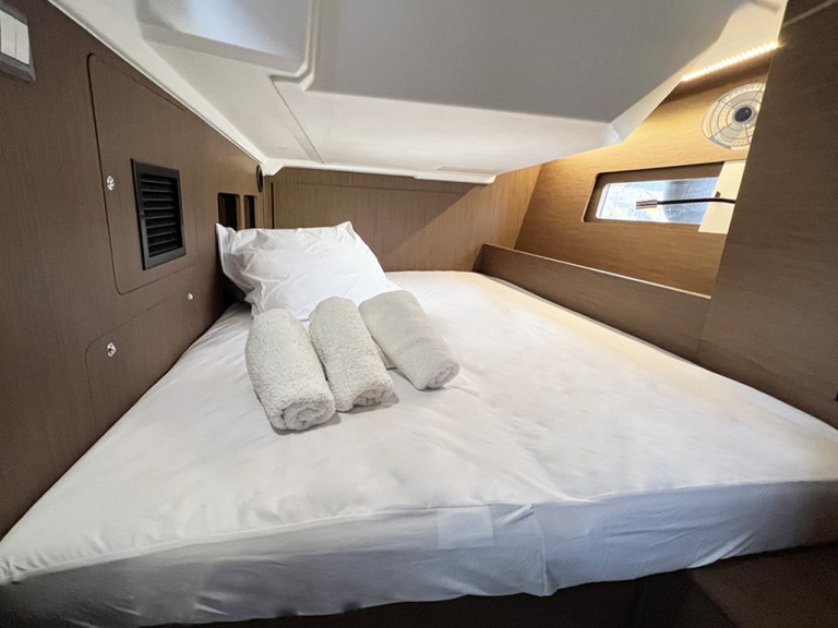 Sailboat for rent Alimos at the best price