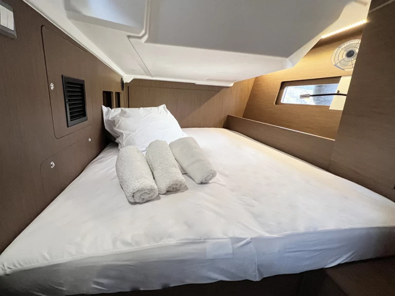 Sailboat for rent Alimos at the best price