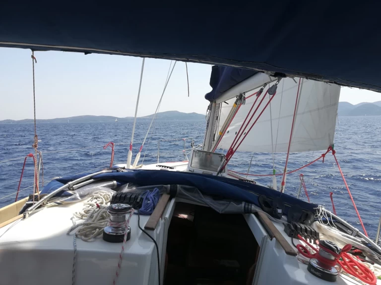 Sailboat rental with or without captain Jeanneau Nikiána
