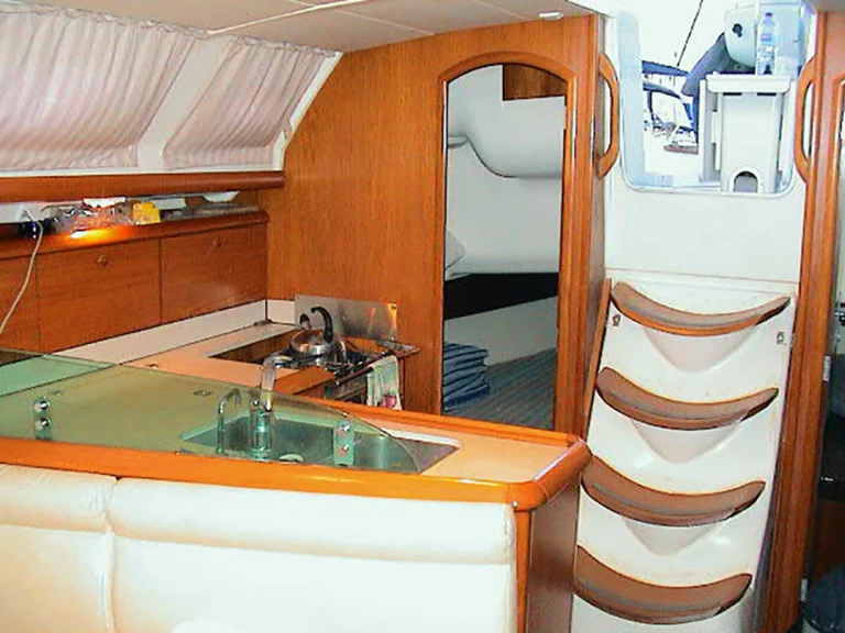 Sailboat for rent Nikiána at the best price