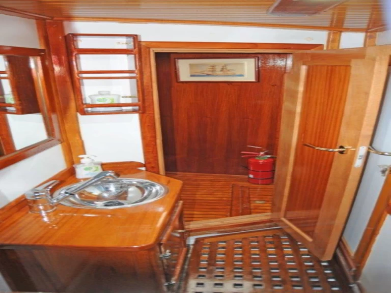  Motor sailer, Custom Made  in Alimos on SamBoat