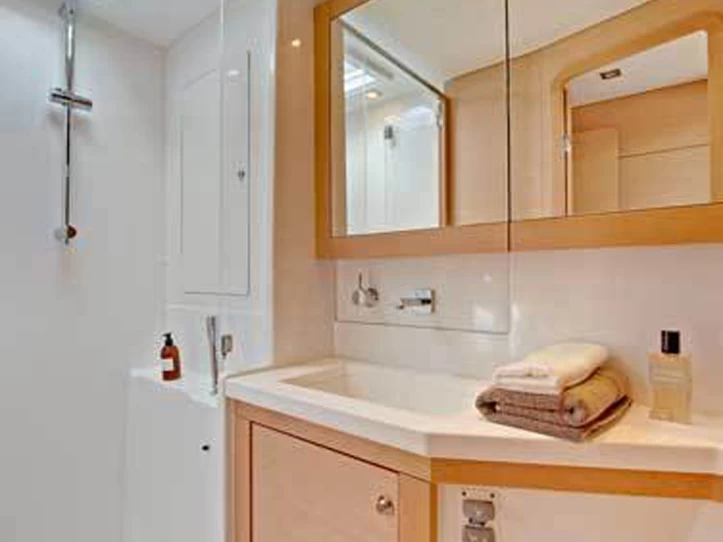Rent a Lagoon Lagoon 450 F Alimos