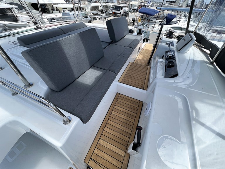 Boat rental Lagoon Lagoon 46 in Alimos on Samboat