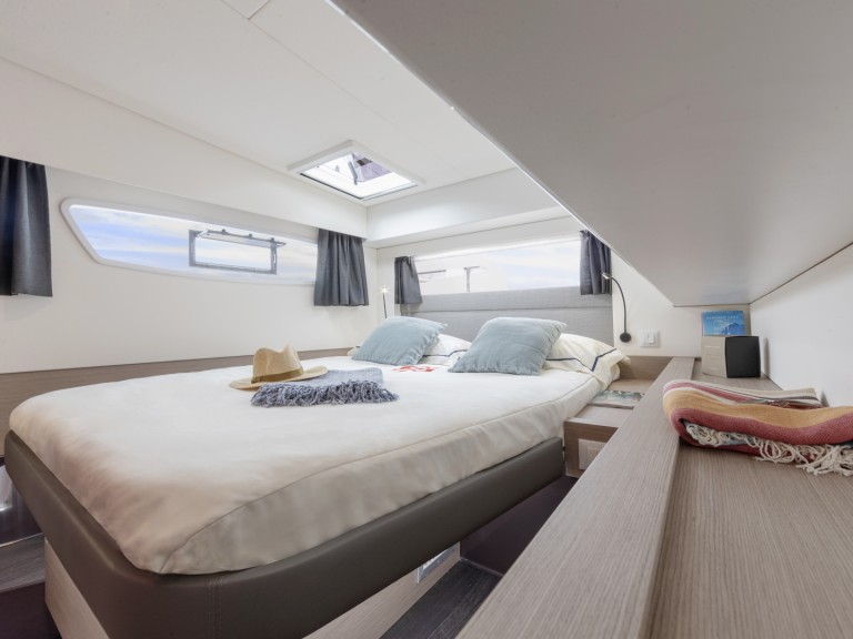 Yacht charter Cogolin cheap Elba 45 S