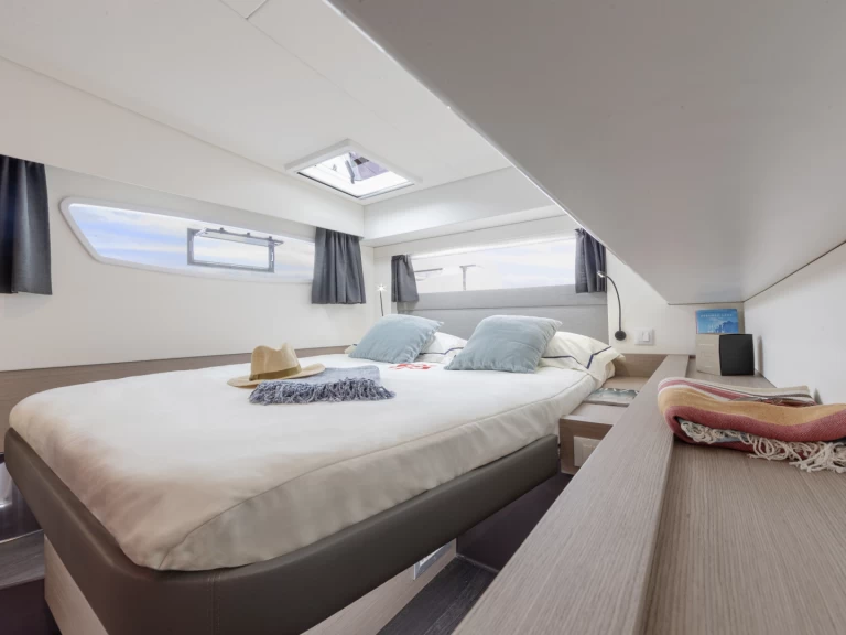 Yacht charter Cogolin cheap Elba 45 S