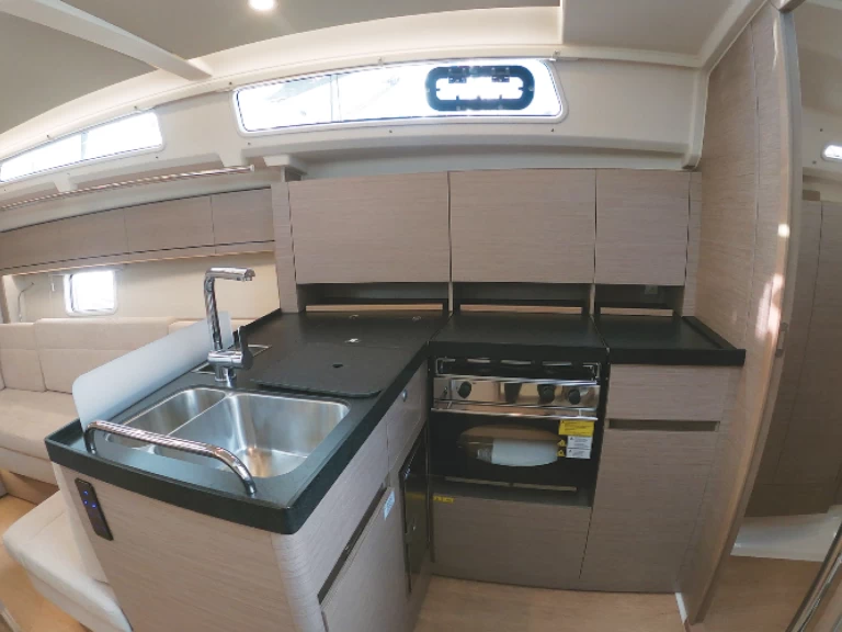 Rent a 69 HANSE 418 Hyères