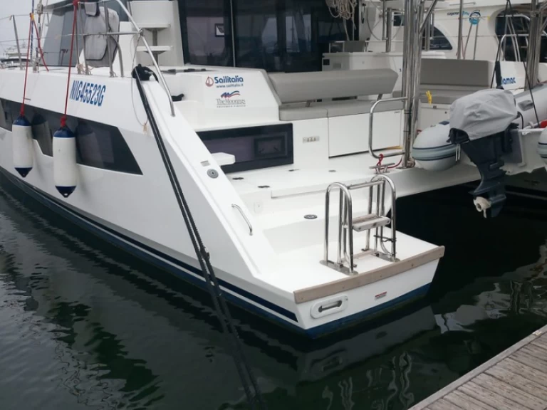 Leopard Catamarans / Robertson & Caine Leopard 42 - 4 cab. in Cannigione on SamBoat