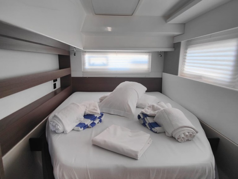 Leopard Catamarans / Robertson & Caine Leopard 42 - 4 cab. in Procida on SamBoat