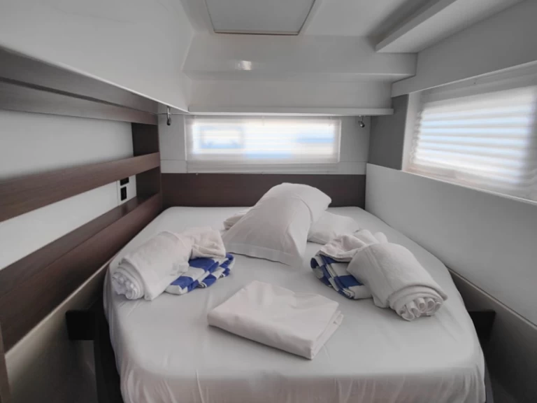 Leopard Catamarans / Robertson & Caine Leopard 42 - 4 cab. in Procida on SamBoat