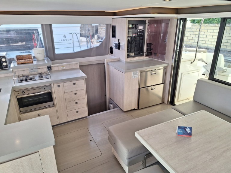 Catamaran rental in Furnari - Leopard Catamarans / Robertson & Caine Leopard 45