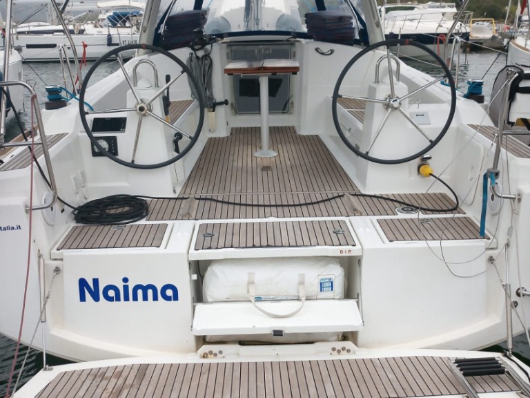 Rent a Bénéteau Oceanis 38.1 Cannigione