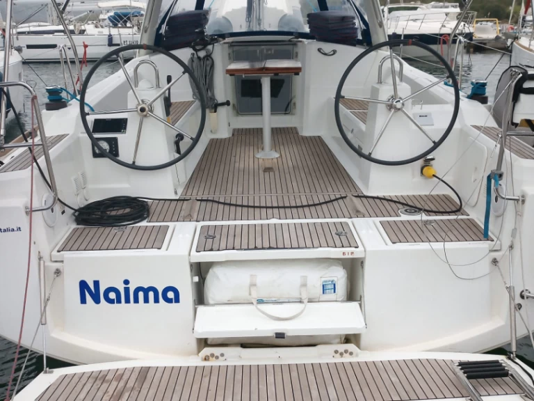 Rent a Bénéteau Oceanis 38.1 Cannigione