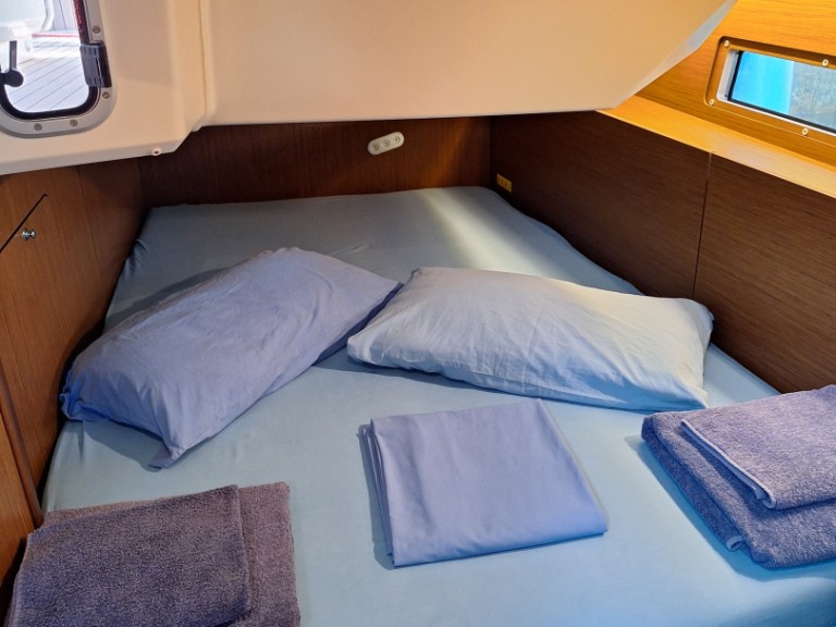 Sailboat rental with or without captain Bénéteau Furnari