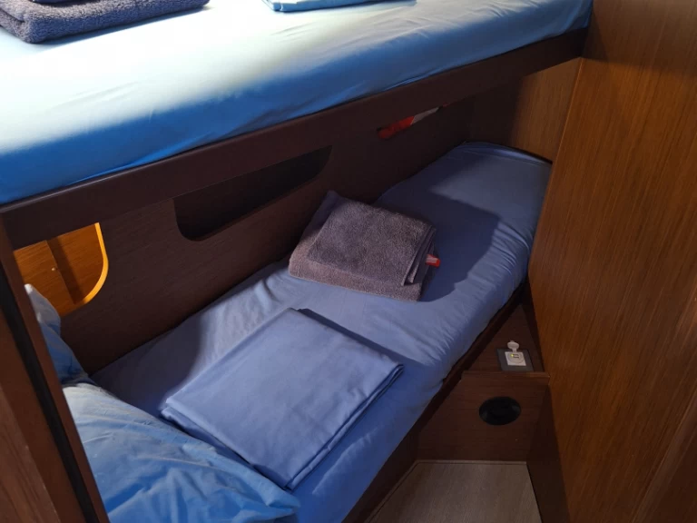 Yacht charter Procida cheap Oceanis 40.1